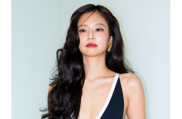 上は何も着用しない大胆さ！BLACKPINK・ジェニー、果敢なファッションへの挑戦で一皮むける