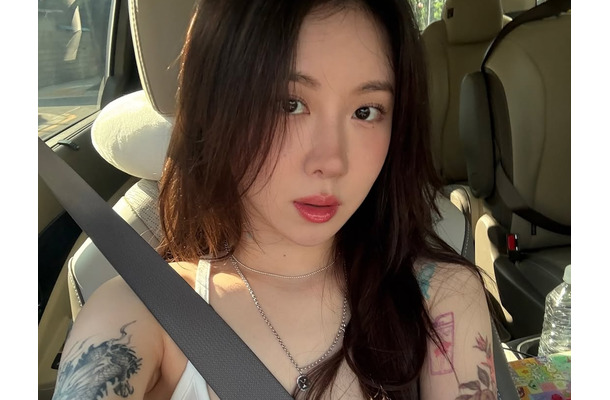 両腕にびっしりとタトゥーが、韓国女性歌手のビジュアルに注目　最新ショットに反響