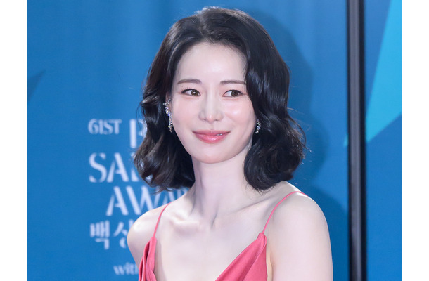 “ピチッ”とスイムウェア姿…プール際で開放感あふれる韓国女優、グラマラスな魅力を披露