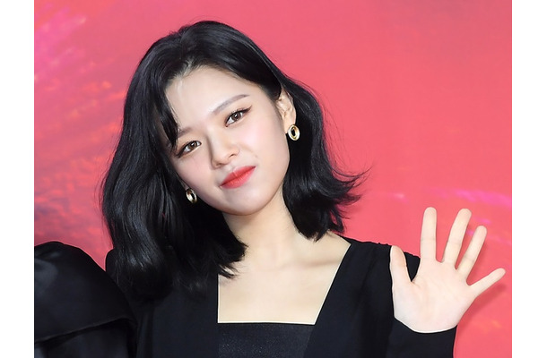TWICE・ジョンヨン、至近距離ショットで際立つ“無欠点ビジュアル”に反響「毛穴ゼロ」「美の暴力」