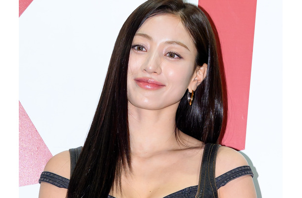 反則級のメリハリ体型…TWICE・ジヒョ、“パツパツ”黒ワンピで際立つボリューム感「言葉を失う」