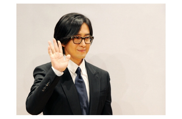 今年で53歳、白髪混じりのロングヘア姿が再び話題…“ヨン様”夫妻一行、ディズニークルーズでの目撃談