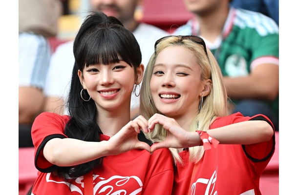 aespa・カリナとウィンター、韓国代表のW杯初戦に登場！　赤ユニ姿で現地応援、国旗掲げ笑顔も