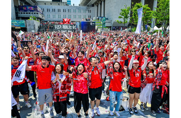 チアも登場、劇的勝利に1万8000人が歓喜に沸く　ソウルで韓国vsチェコ戦街頭応援　お昼時の会社員も選手にエール【北中米W杯】