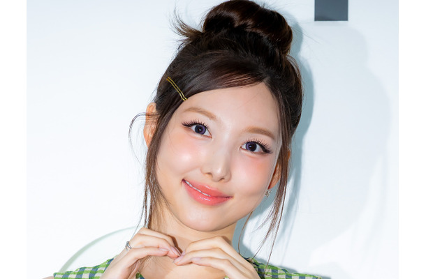 TWICE・ナヨン、眩しい“ビタミン笑顔”にキュン！爽やかお団子ヘアで魅力全開「ありえん可愛さ」