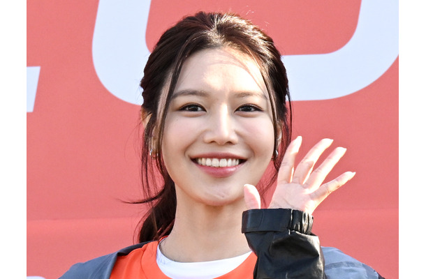 14年交際の恋人との破局から4日…少女時代・スヨン、笑顔で公の場に！難病患う父とマラソンに参加