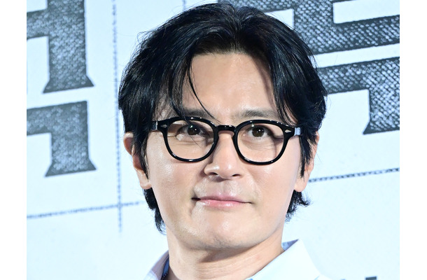“韓流四天王”俳優チャン・ドンゴン、子供のインター卒業式に出席！変わらぬ容姿端麗さが話題