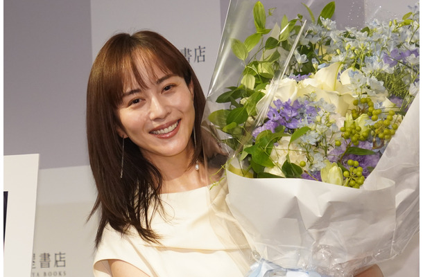 比嘉愛未【写真：竹内みちまろ】