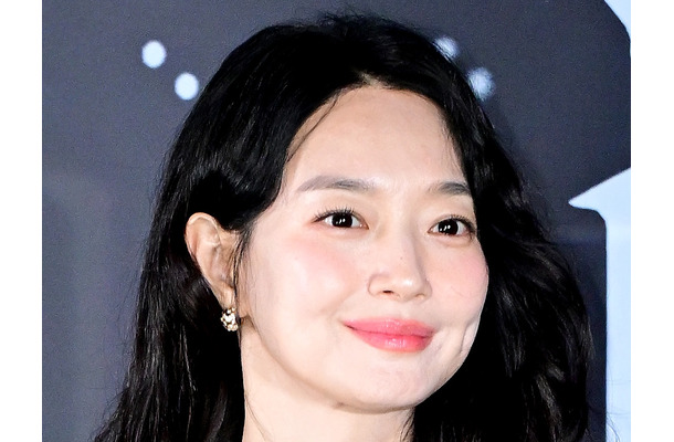 「瞳の位置も変えた」恋人の余命宣告を乗り越えて結婚の女優シン・ミナ、新作で視覚障害者を演じる