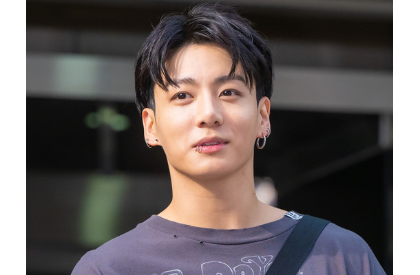 BTS・JUNG KOOK、30kgのダンベルも軽々と…！血管浮き出るバキバキ“肉体美”でファンを魅了