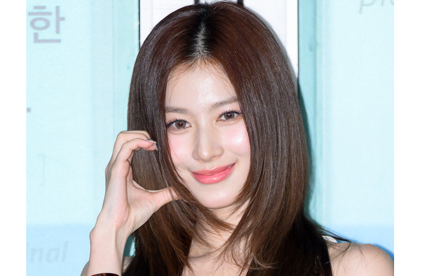 TWICE・サナ、“色白美脚”際立つナチュラルコーデに絶賛の声「可愛すぎる」「透明感が…」