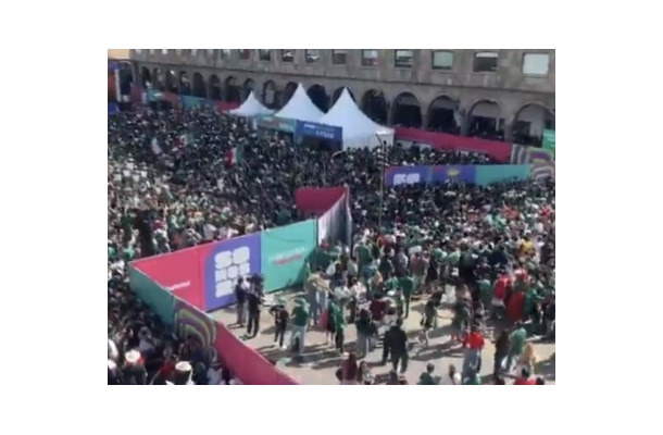 もはや暴動、圧死寸前の大混乱…韓国との首位決戦を前にメキシコファンが柵突破、警察出動の事態に【北中米W杯】