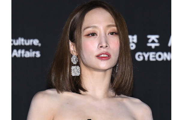 ミニスカから美脚がスラリ…KARA・ニコル、夏先取りの肌見せスタイルに反響「神ビジュアル」