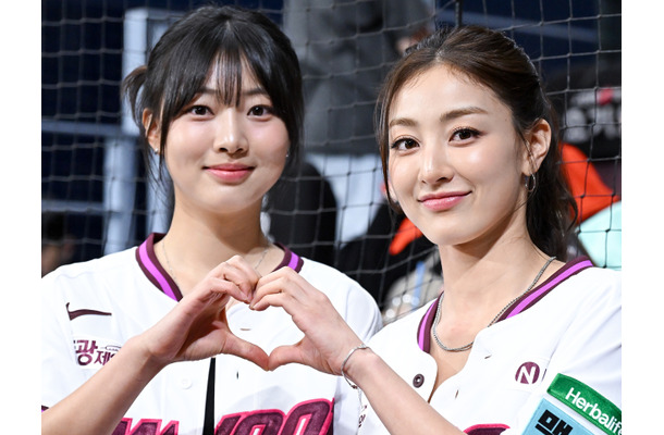 TWICE・ジヒョ、女優の実妹と手を繋いで始球式に登場！健康的な美しさ全開のユニ姿で魅了