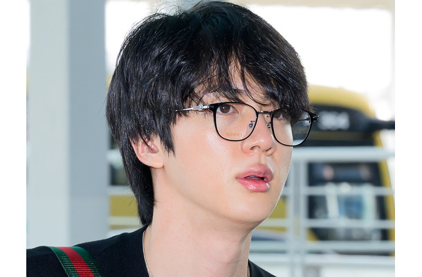 「日本の恥」BTS・JINに無理やりキスの“中年女性”、「犯罪になるとは思わなかった」に続き異議申し立てで波紋