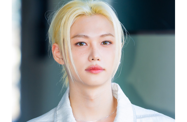 「王子様だぁ」Stray Kids・フィリックス、純白コーデで放つ“非現実的な美しさ”に反響！