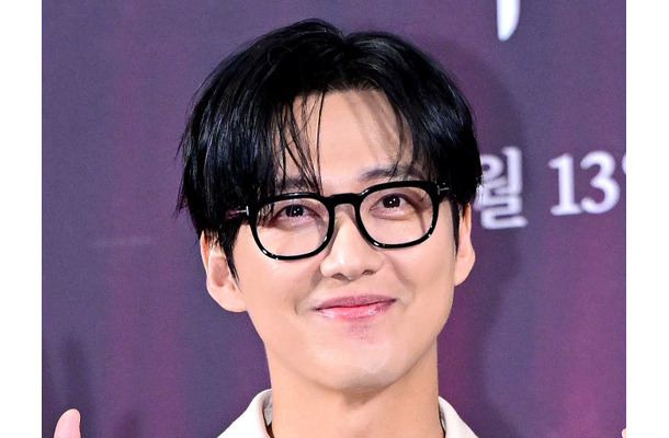 人気アイドルと“激似”の韓国俳優、11歳下妻へのプロポーズが再注目「映画のようにするのが当然だと…」