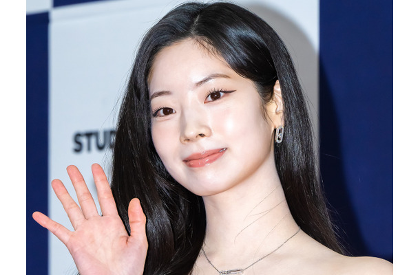 華奢な鎖骨もうっすら…TWICE・ダヒョン、紐なしドレスから覗く“美デコルテ”にうっとり「別格です」
