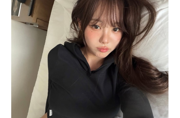 “デカさ”際立つインナーファッションで街角に！本当に2児の母？韓国インフルエンサーの近況が話題