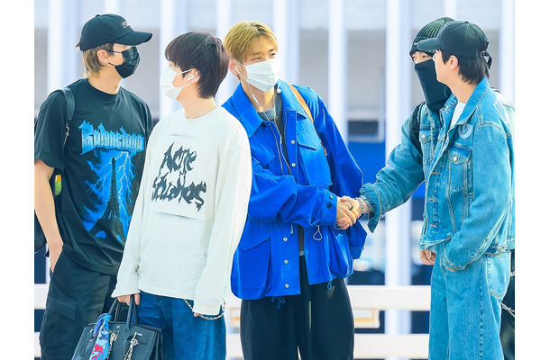 金髪×ブルージャケットが鮮やかなV、デニムセットアップでクリーンなJIN！BTSの5人がスペインへ