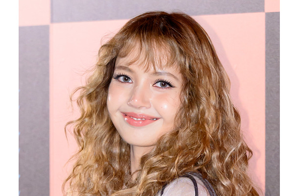 BLACKPINK・リサ、入手困難なフェラーリをお披露目？桁違いの“セレブぶり”が話題
