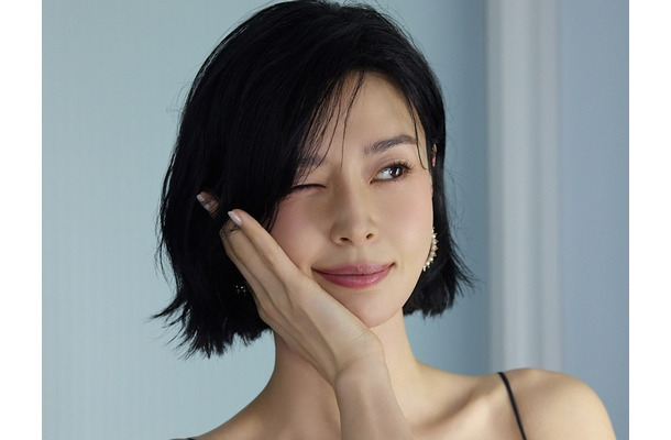 紐がちぎれそうなボリューム感…『梨泰院クラス』女優、“胸元ざっくり”ドレスで魅了「支え切れてる？」