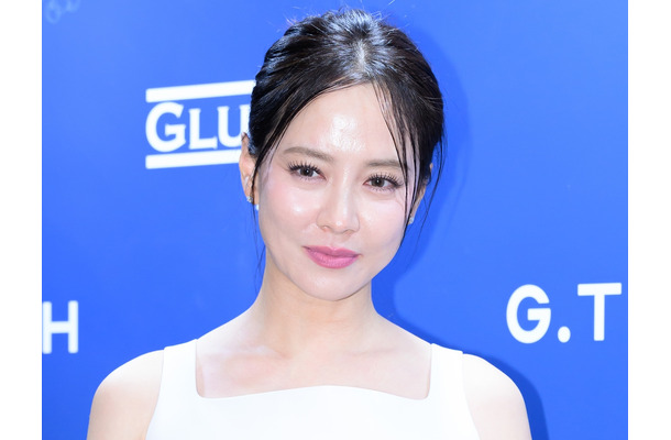 カラフルな肌着姿で「たくさん買って」とおねだり、社長自らモデルになった韓国女優