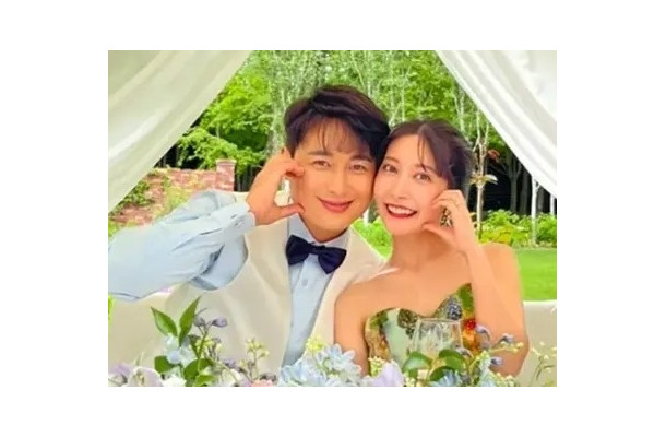 ファンだった14歳上の韓国俳優と結婚した日本人妻、第2子妊娠中の白ワンピ姿で“うっすらDライン”