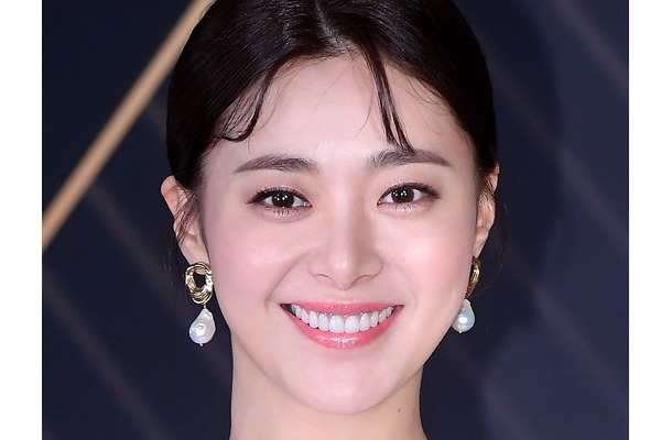 共用ソファーに土足の“マナー炎上”から3カ月…女優イ・ヨンウンが接写自撮り公開　43歳とは思えない童顔