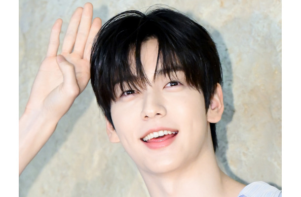 TXT・スビン、ウサギポーズが可愛すぎる！爽やかで夏らしい水色シャツ姿でイベントに登場