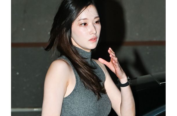 「服着てないの？」トップレスと見間違う大胆ショット、女優チョン・ジョンソの投稿にファン騒然