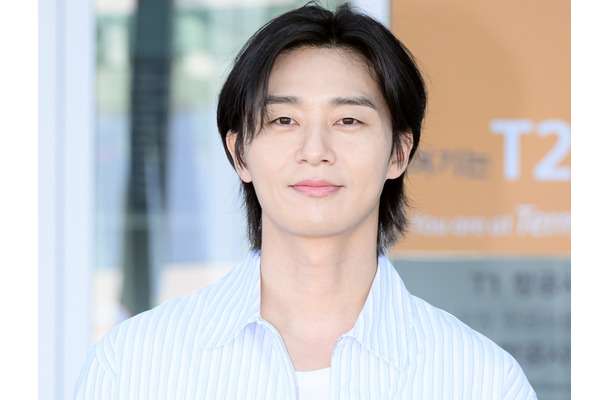 俳優パク・ソジュン、難易度高めのバンダナ姿も完璧！パリを虜にした爽やかビジュアル