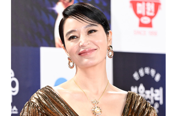 いいの？韓国屈指の“グラマラス女優”、ジッパー下りた密着スイムウェア姿で線がくっきり