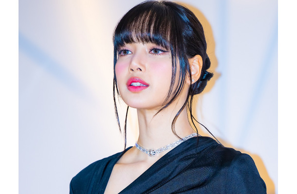 限界ギリギリ？BLACKPINK・リサ、腰までザックリ“大胆肌見せドレス”で視線独占「すっごい」