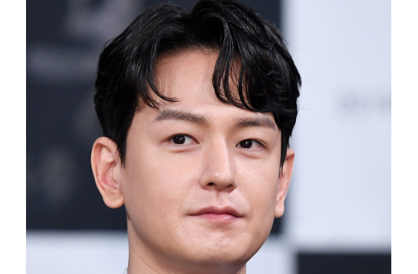 物流センターで“アルバイト”も話題に…韓国ベテラン俳優、点滴姿に心配の声集まる「健康を大事にして」