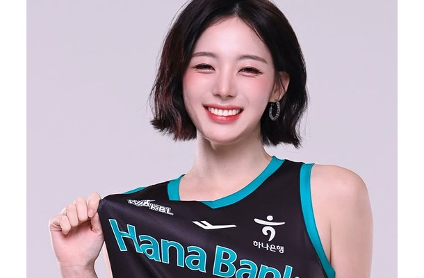 控えめな“膨らみ”にも視線集中…ショートヘア美女の韓国チア、夏の香り感じるタンクトップ姿に反響