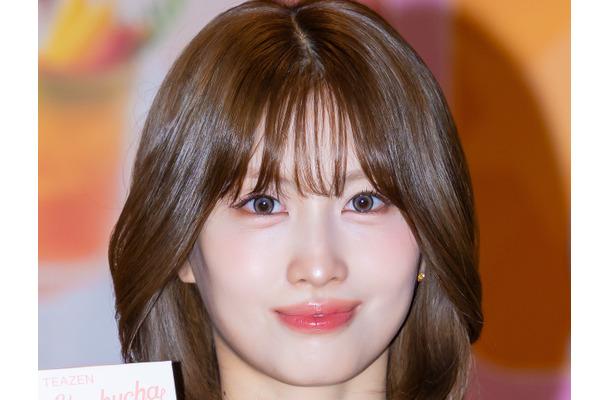 スキマから見えちゃいそう…TWICE・モモ、ミニワンピで“生美脚”を大胆披露「きゃあ！」「ギリギリ」