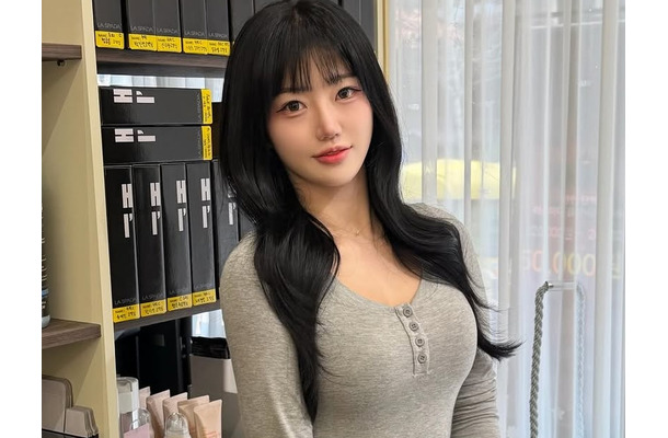 小さめTシャツで際立つ豊かな肉体…抜群透明感の“元OL”韓国チアに「学生みたい」の声