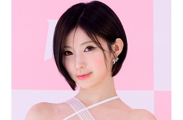 「これは危険…」日本人K-POPアイドル、素肌チラ見えの“着崩し”風衣装で妖艶オーラ全開