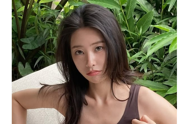 “手つなぎ大阪デート”が話題に！元K-POPアイドル、イケメンモデル恋人とラブラブ広告撮影