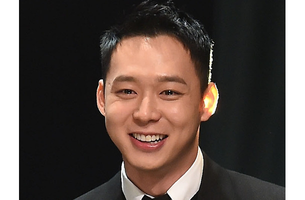 薄い髪をウェーブで隠す？韓国で活動できない元東方神起・ユチョン、“ビジュ激変”も日本で生き生き