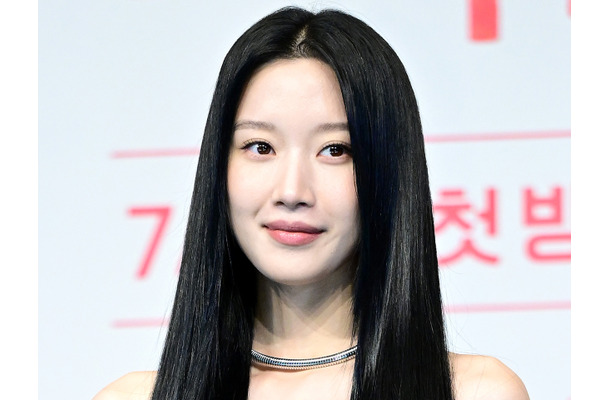 “ほぼ全部見えてる”衣装で話題に！ムン・ガヨン、すき間が見える”はち切れ寸前“衣装で魅了
