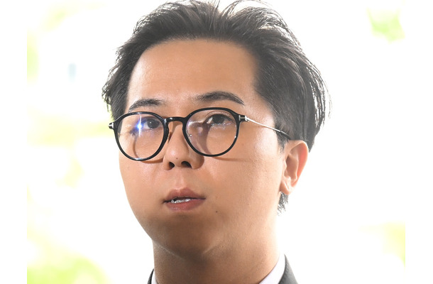 「本人に見えない」の声も…兵役法違反疑惑のK-POPアイドル、久々の近影に注目