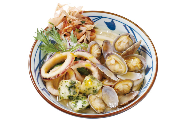 《海鮮の旨みと食べ応え抜群の『冷たーい山盛り海鮮旨塩うどん』》