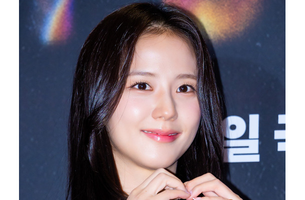 BLACKPINK・ジス、日本人デザイナーの個展を訪問！お茶目な笑顔の“和やか2ショット”が話題