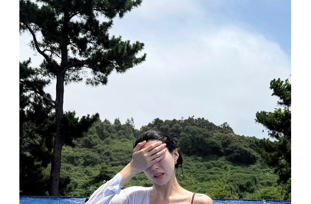 「意外と大きい…」濡れシャツで際立つ圧巻ボディ！韓国美女バレー選手、リゾートでの魅惑ショット