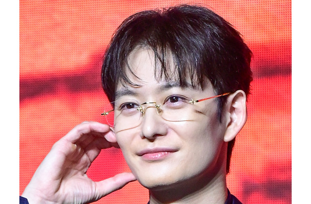 岡田将生、韓国に降臨！洗練されたスーツ＆フチなしメガネスタイルで新ドラマ制作発表会に登場