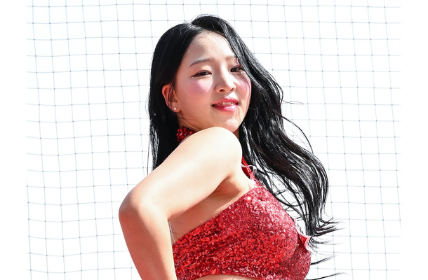 服は着ているんだけど…密着ニットで浮かぶ豊かな肉体、韓国人気チアの眼福近況ショット