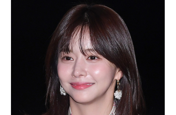 可愛い顔からは想像できないボリューム感！ピンクの紐スイムウェアで夏を楽しむ韓国女優