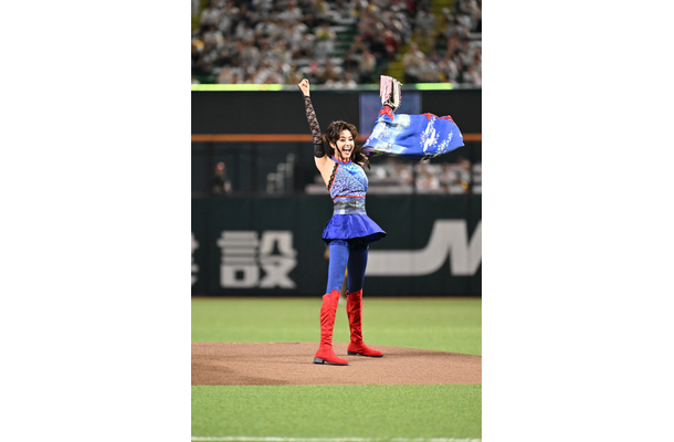 藤原紀香が“明治版キャッツアイ”の衣裳でPayPayドームに降臨！ノーバン投球に大歓声